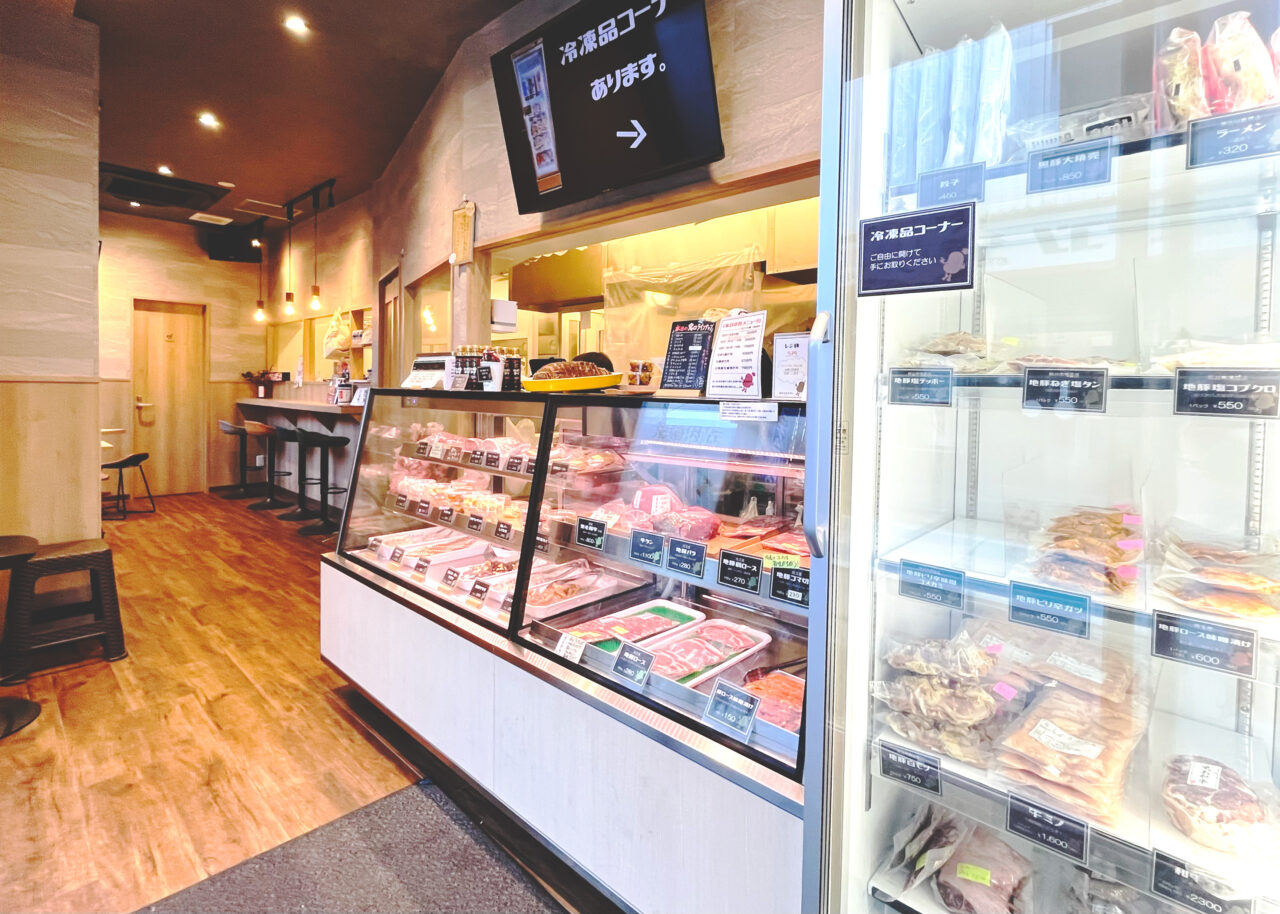 「荒幡肉店」店内ショーケースと奥のイートインスペース