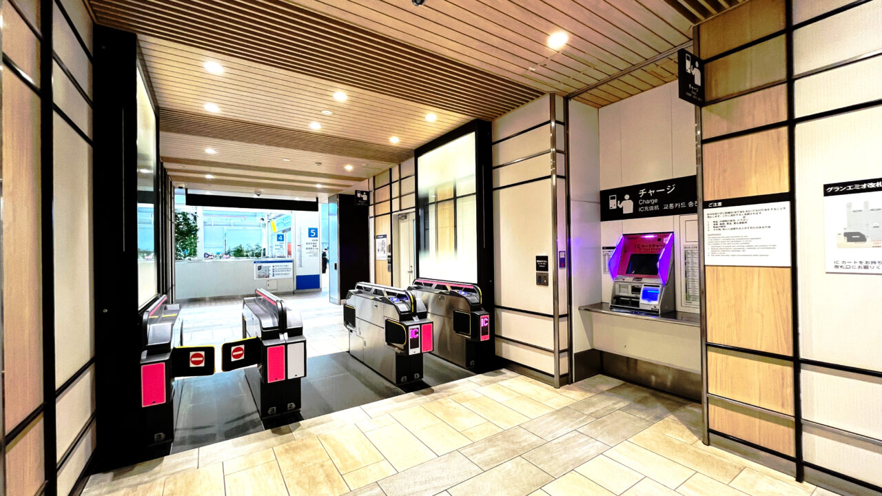 グランエミオ所沢改札口