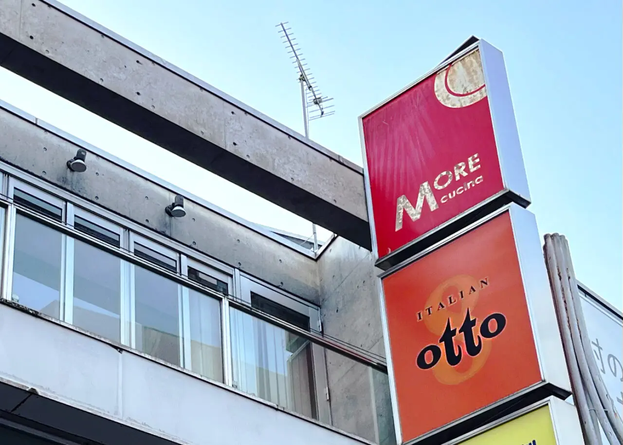 「MORE CUCINA(モア・クッチーナ)」と姉妹店「italian otto(イタリアン オット)」の看板