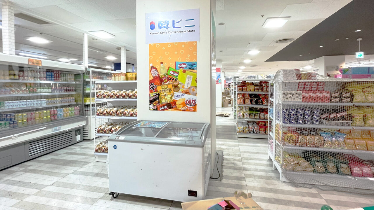 開店準備中の「韓ビニ」