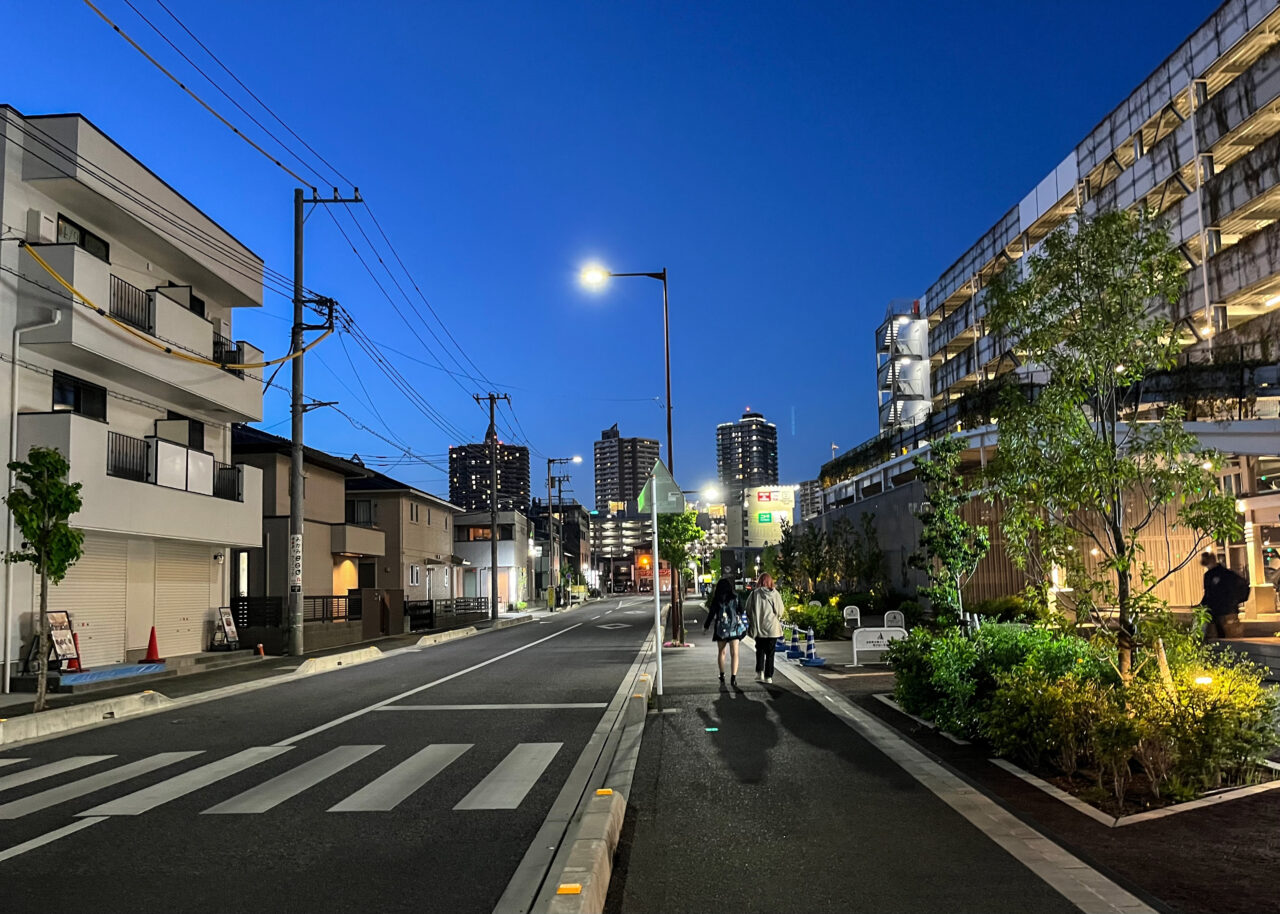 エミテラス所沢北駐車場前の通り