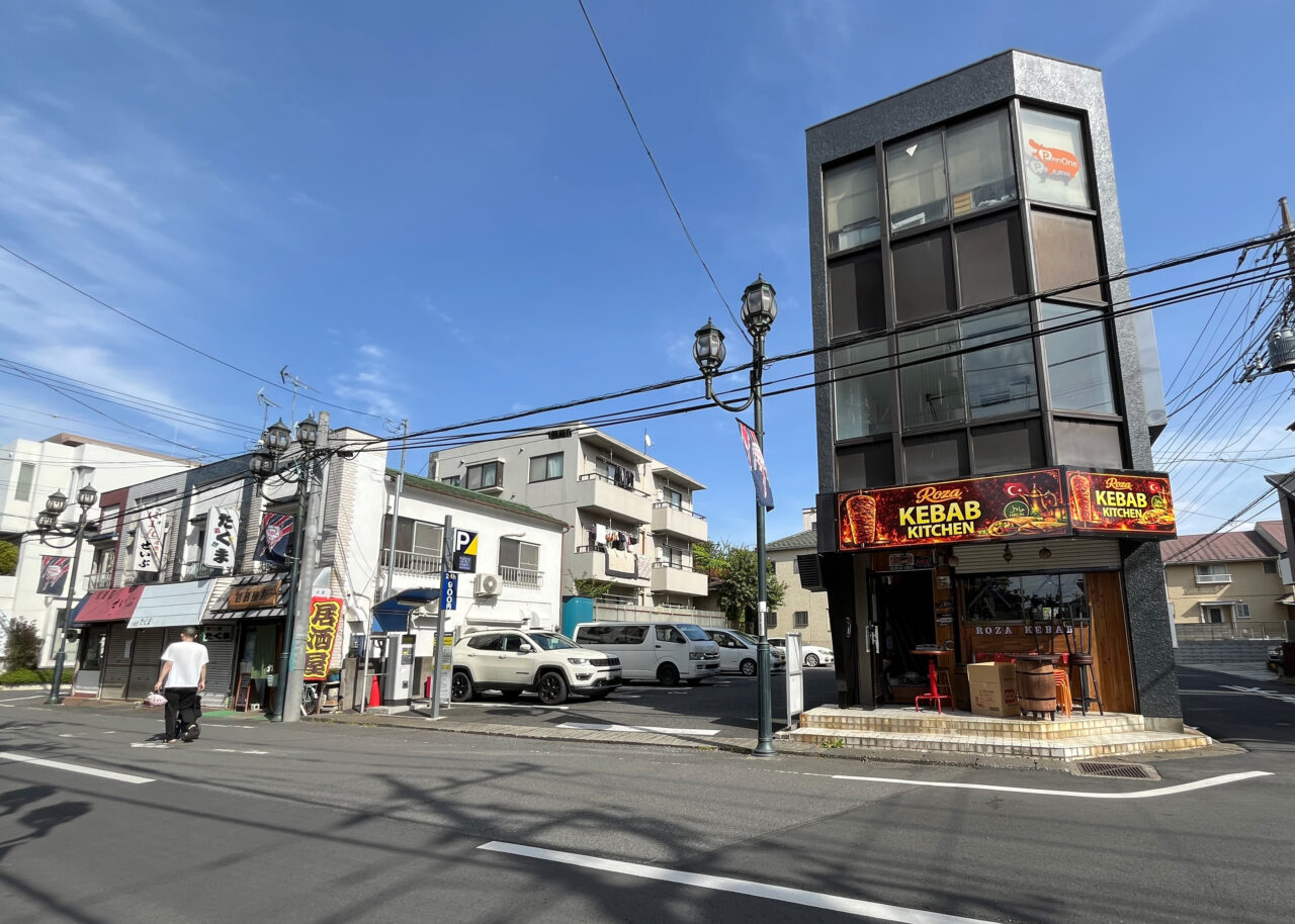 《Roza KEBAB KITCHEN》と駐車場