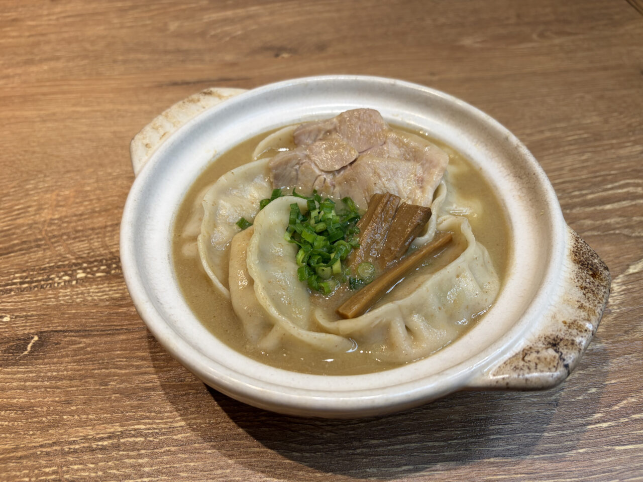 《肉汁餃子のダンダダン 》こってりスープの土鍋肉汁餃子