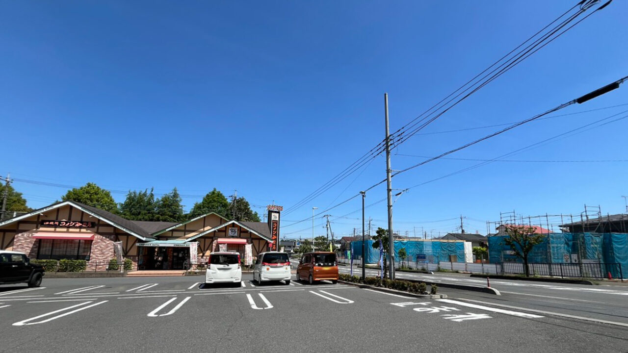 コメダ珈琲店 所沢牛沼店と通り向かいの東所沢内科・循環器クリニック