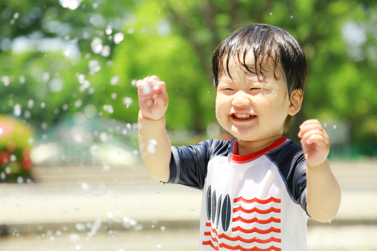 水遊びする男の子