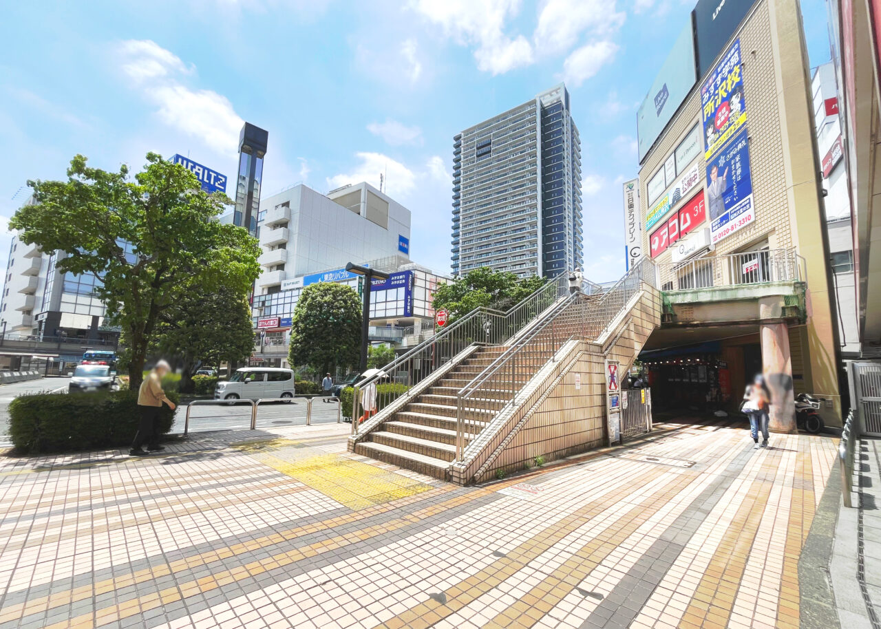 所沢駅西口ペデストリアンデッキ（2階の高架歩道橋）