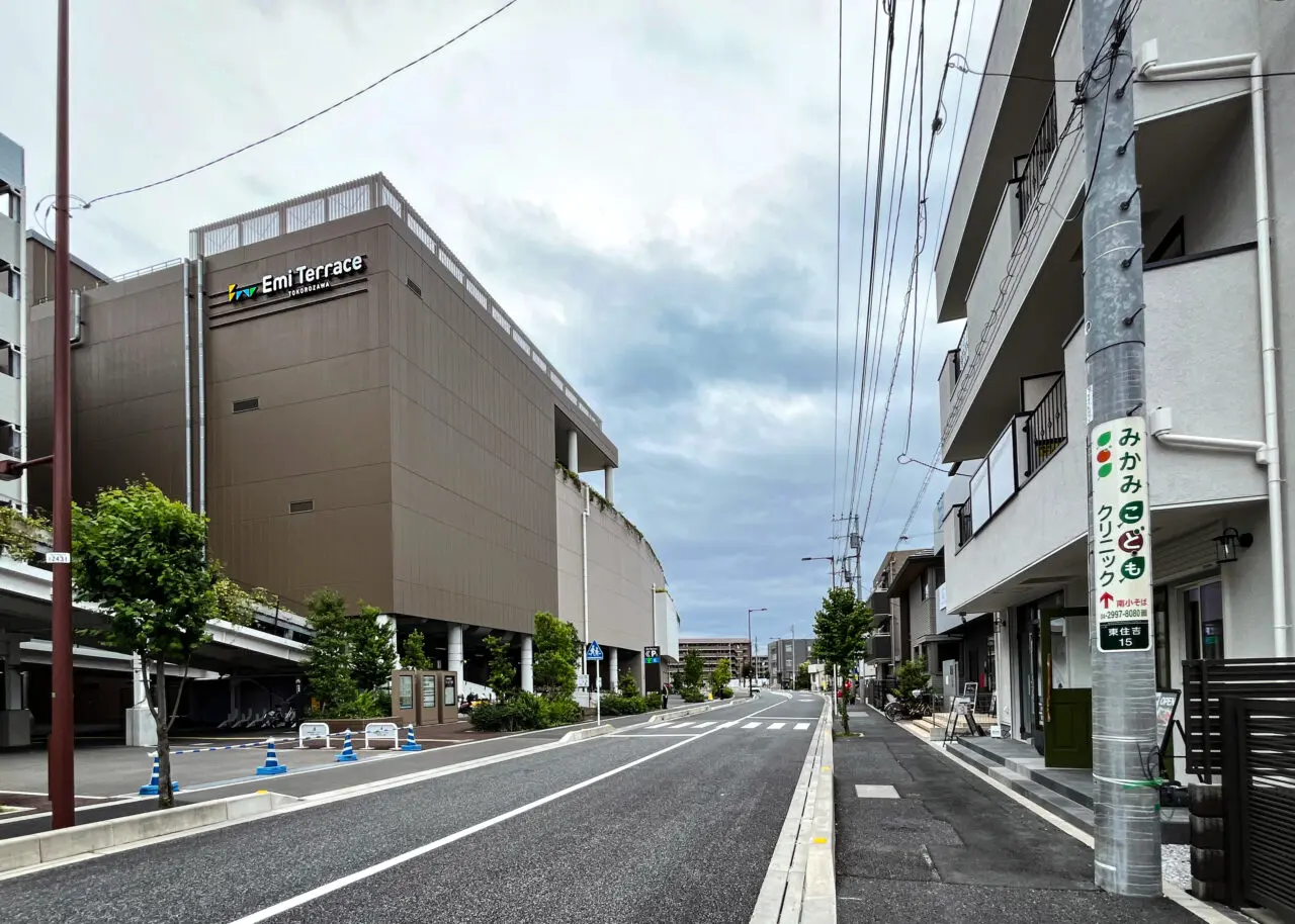 《シャルキュトゥリーモエ》と  エミテラス所沢北駐車場