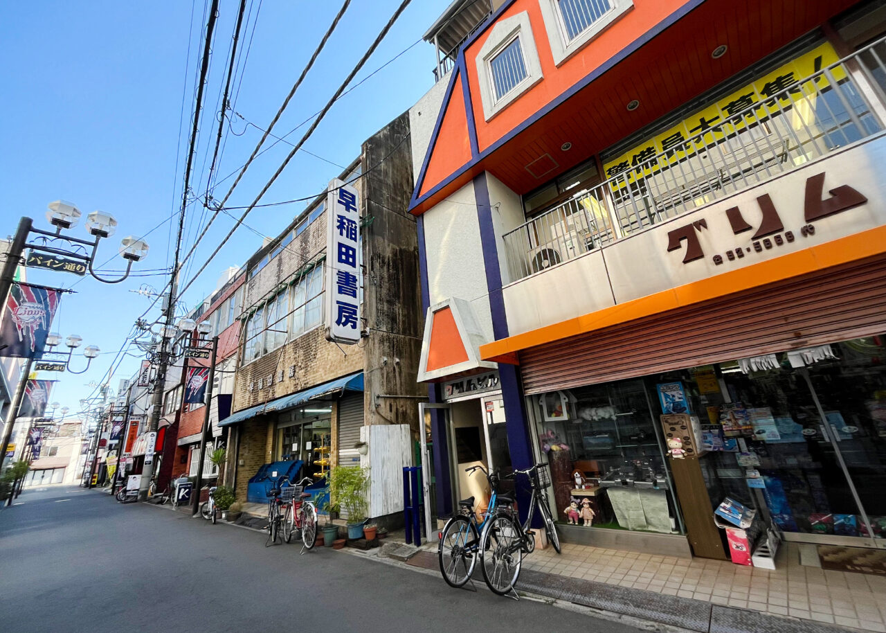 新所沢駅東口のパイン通り商店街