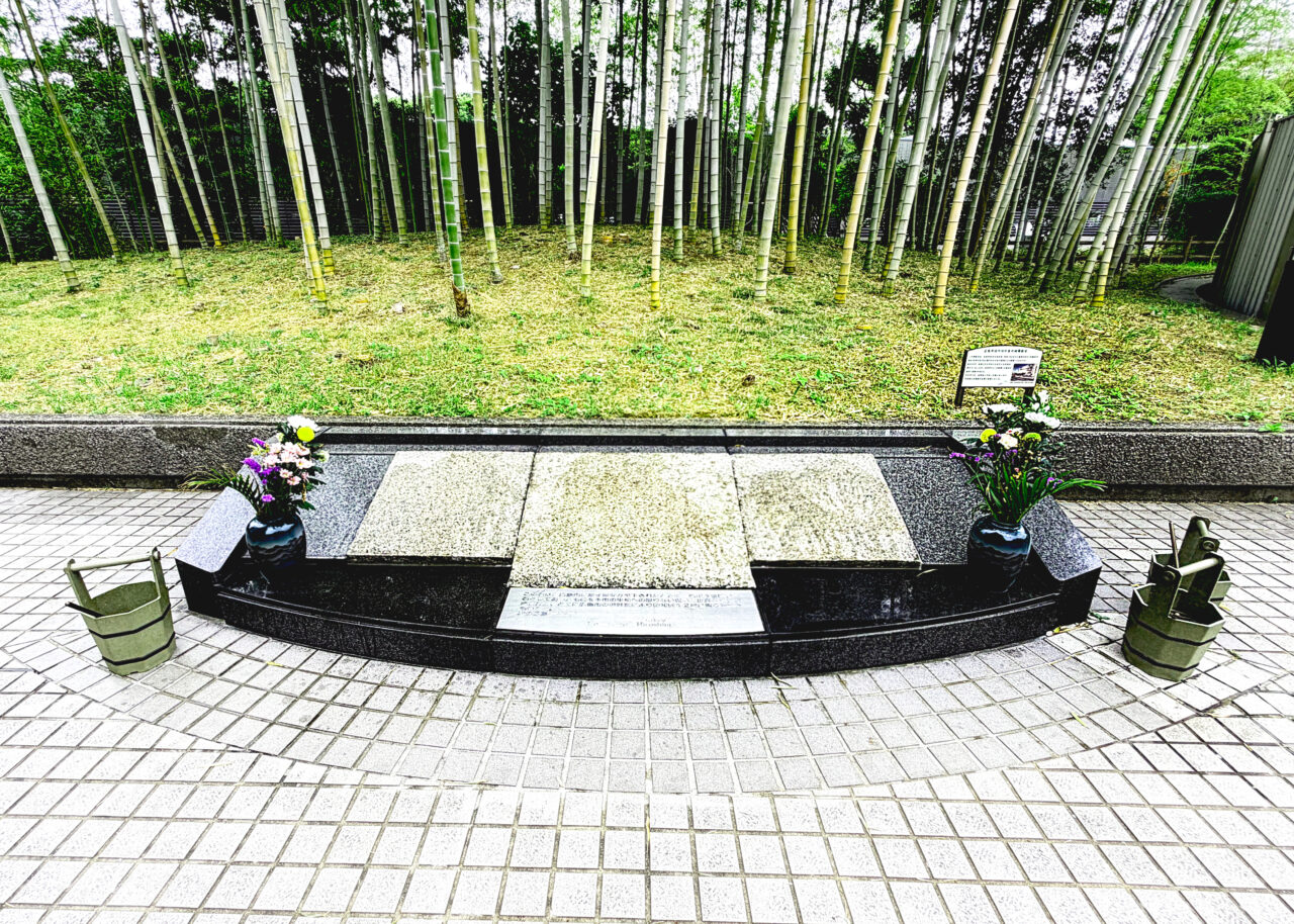 所沢市役所の被爆敷石