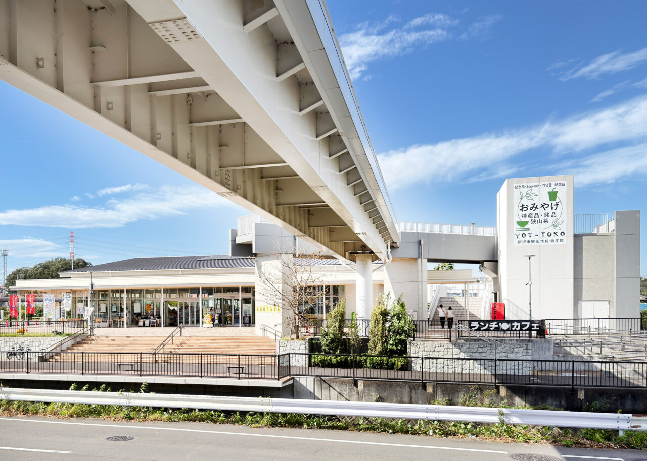 ところざわサクラタウンから見た「所沢市観光情報・物産館 YOT－TOKO（よっとこ）」