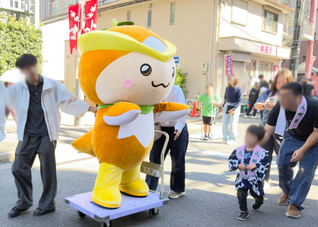 「ところざわまつり」で声援応えるトコろん